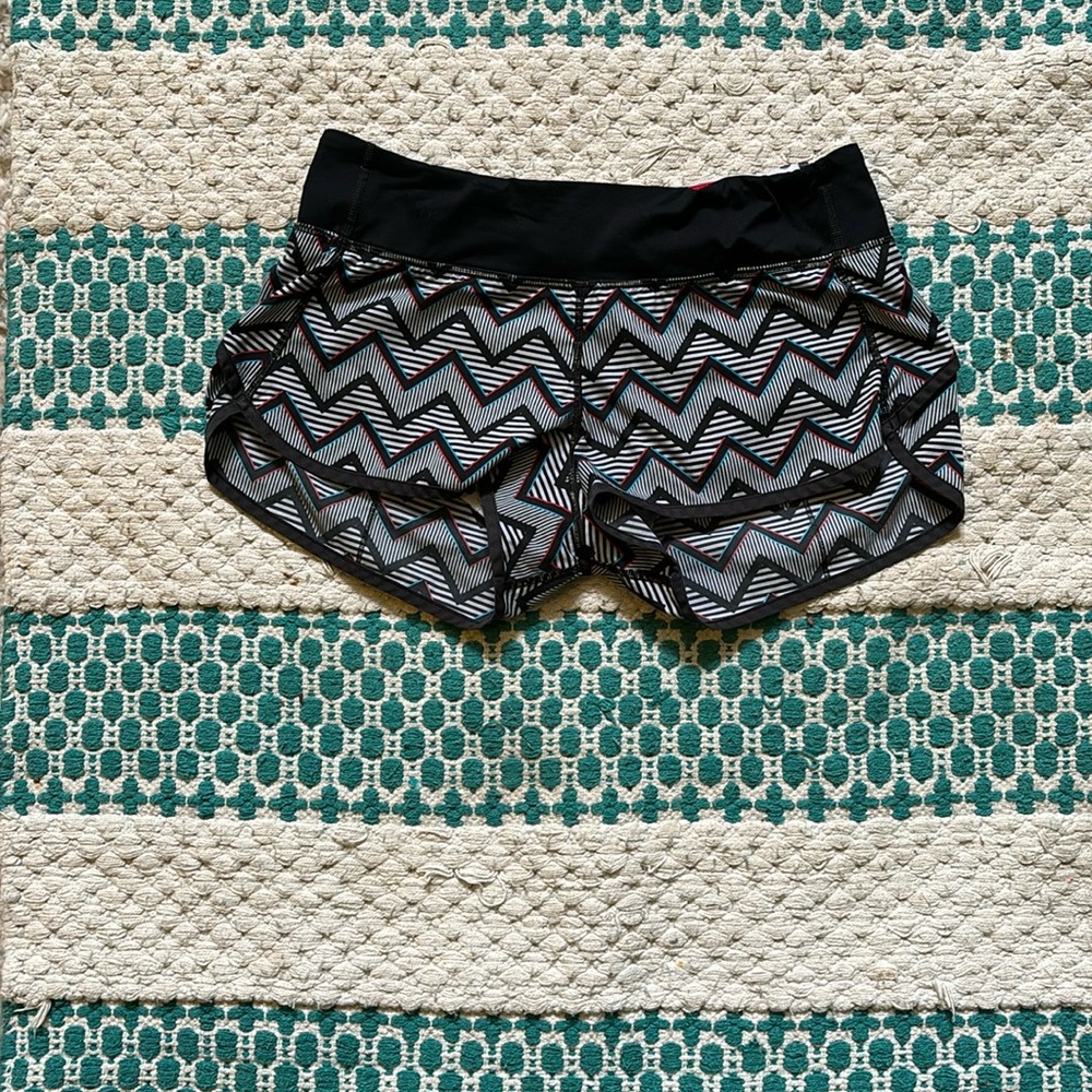 Lululemon Size 8 Black Zigzag Patterned Shorts - image 1